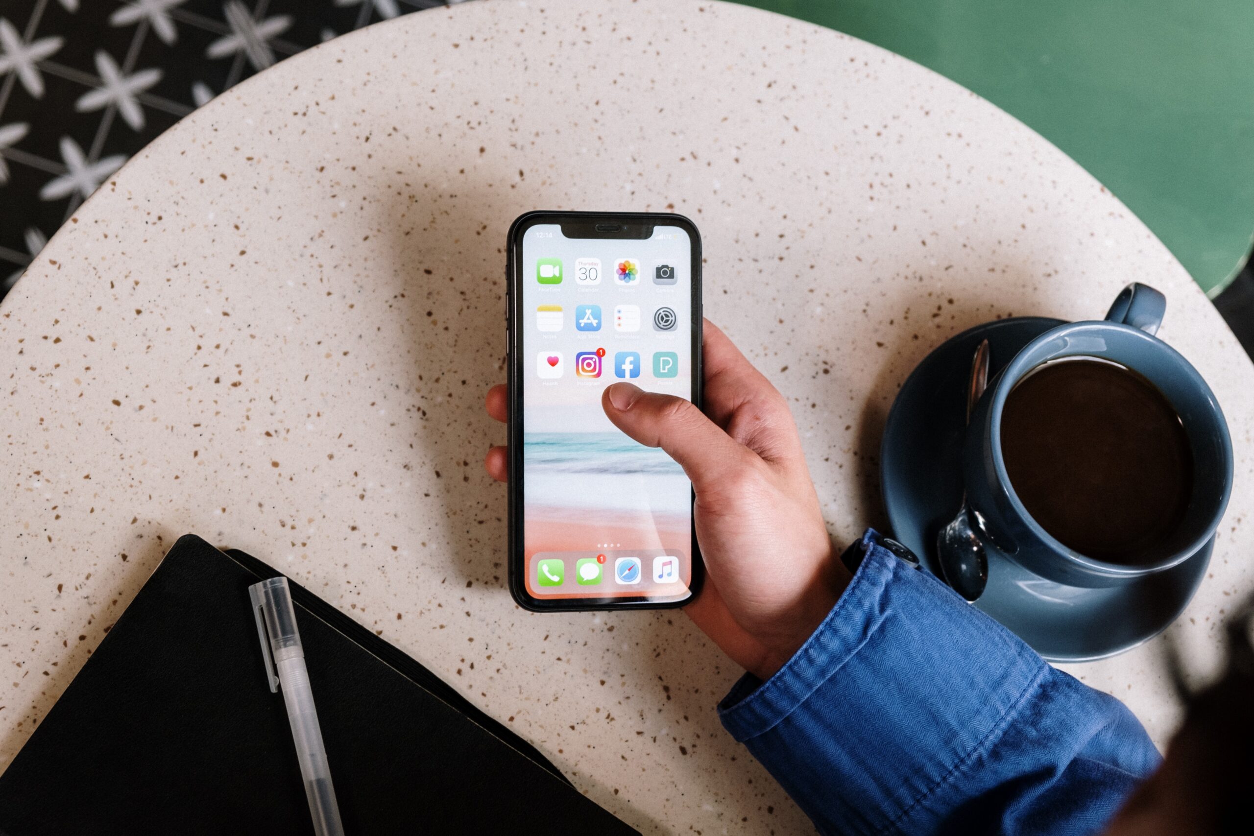 Pessoa a usar smartphone
